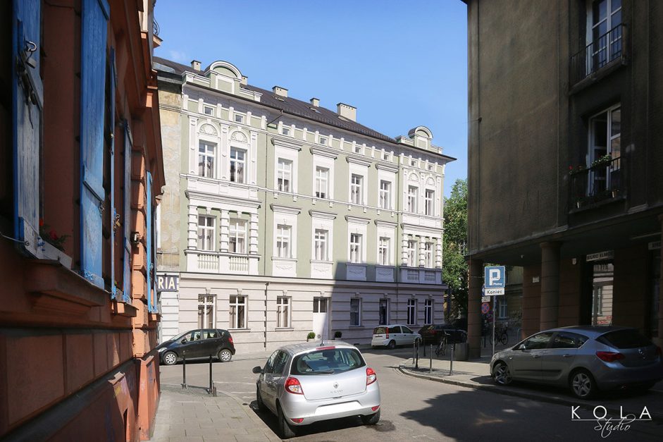 Fotorealistyczna wizualizacja 3d planu renowacji starej zabytkowej kamienicy w centrum miasta, w widoku od strony ulicy.