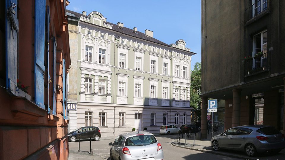 Fotorealistyczna wizualizacja 3d planu renowacji starej zabytkowej kamienicy w centrum miasta, w widoku od strony ulicy.