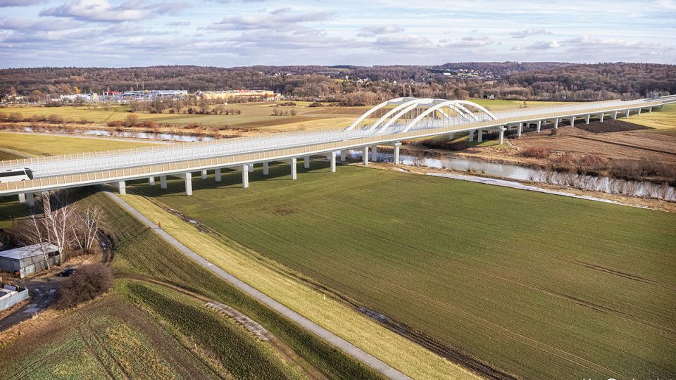 Wizualizacja 3D infrastruktury drogowej – planowany most na rzece jako część miejskiej inwestycji komunikacyjnej, stworzony dla urzędu gminy.