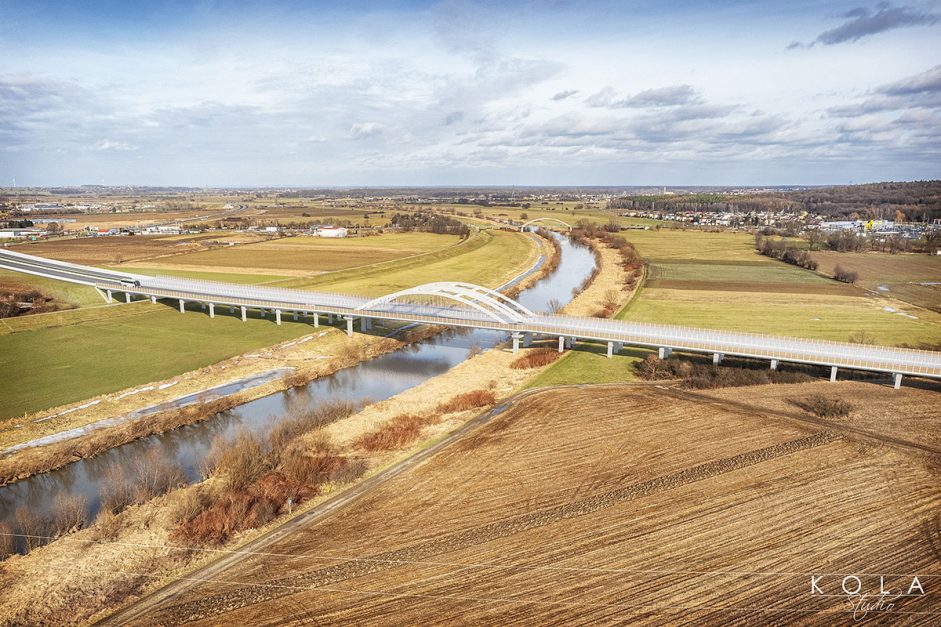 Wizualizacja 3D urbanistyki i planów zagospodarowania terenu – projekt mostu na rzece w lokalnym krajobrazie, przygotowany dla urzędu gminy