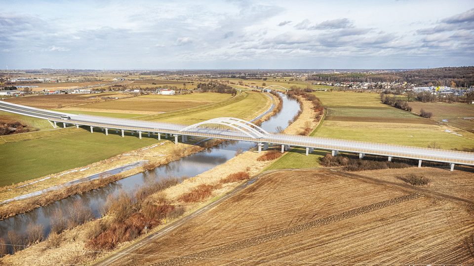 Wizualizacja 3D urbanistyki i planów zagospodarowania terenu – projekt mostu na rzece w lokalnym krajobrazie, przygotowany dla urzędu gminy