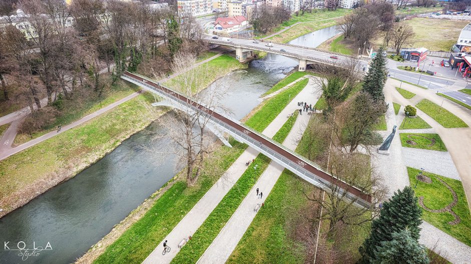 Wizualizacja 3D projektu kładki rowerowej w miejskim parku, elementu zagospodarowania przestrzeni publicznej stworzony dla urzędu miasta.