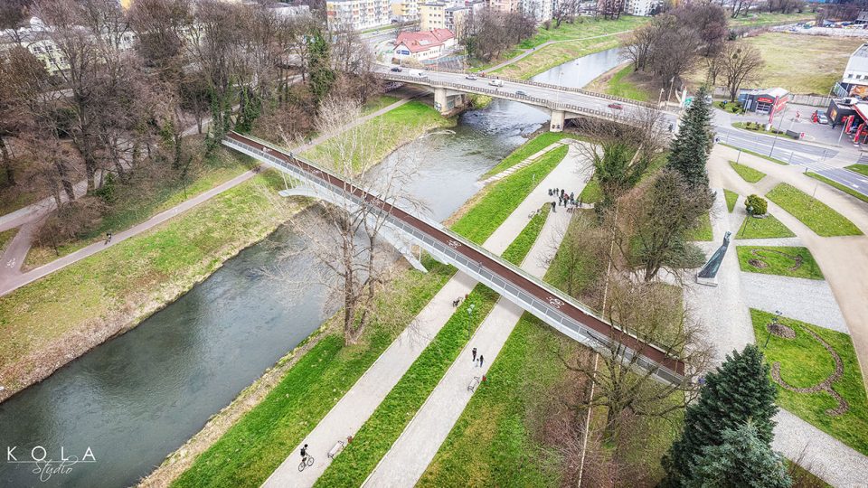 Wizualizacja 3D projektu kładki rowerowej w miejskim parku, elementu zagospodarowania przestrzeni publicznej stworzony dla urzędu miasta.